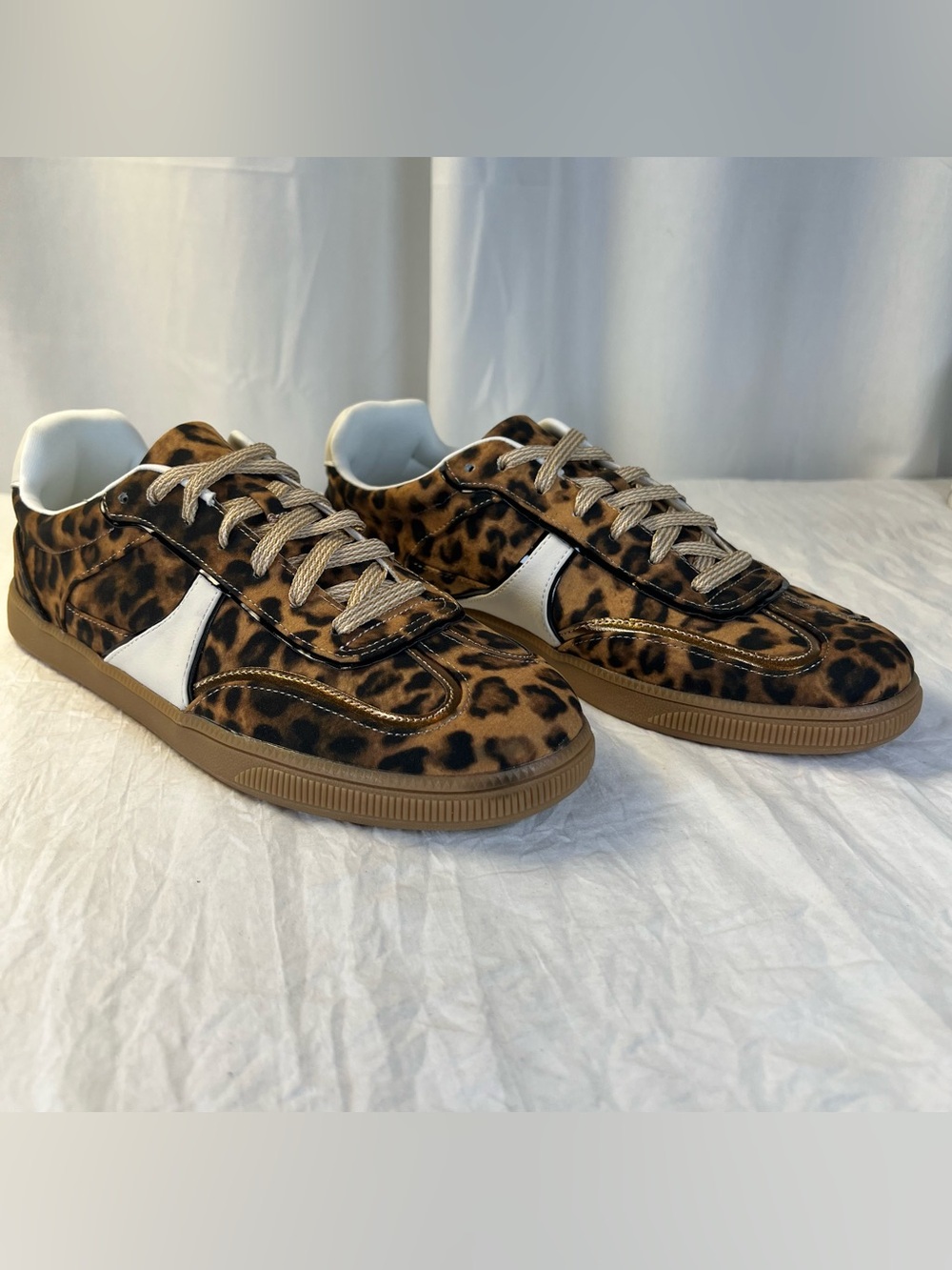 Wild Print Women’s sz10 Leopard Print Low-Top Lace-Up Sneakers White Accent NEW